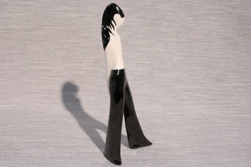 Figurka porcelanowa Dziewczyna w spodniach AS Ćmielów