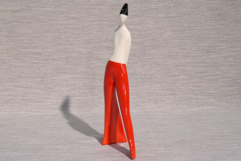 Figurka porcelanowa Dziewczyna w spodniach AS Ćmielów