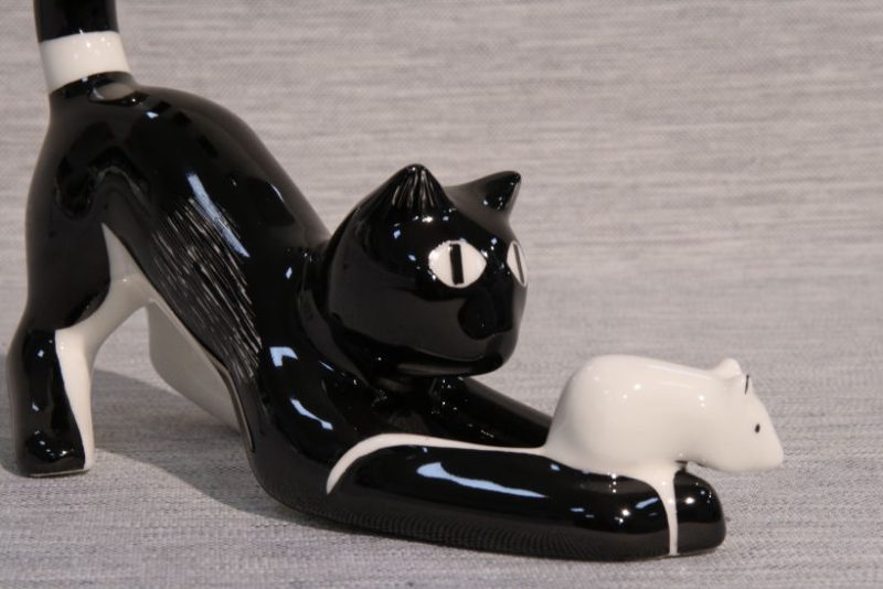 Figurka porcelanowa Kot z myszką AS Ćmielów