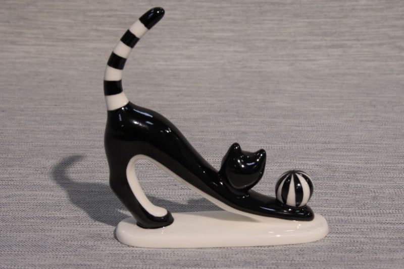 Figurka porcelanowa Kot z piłką AS Ćmielów