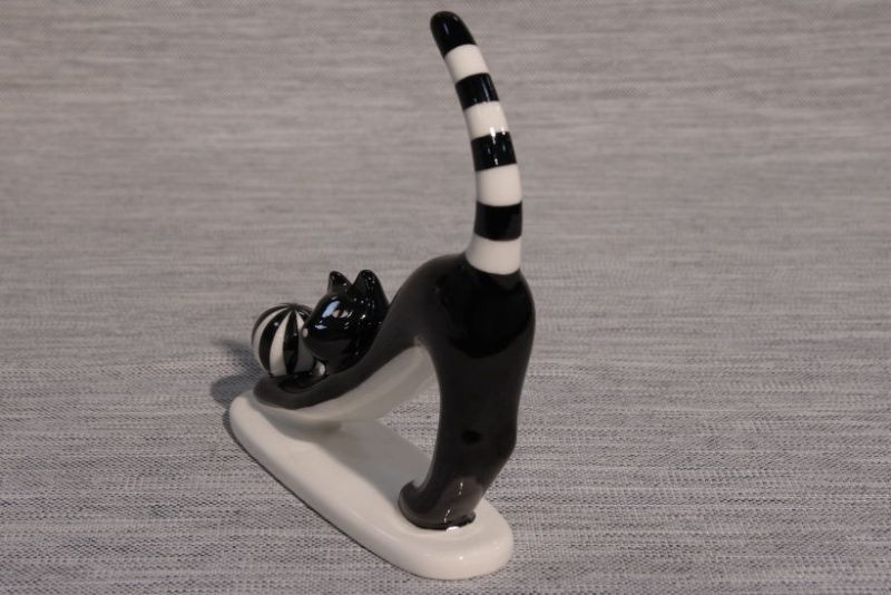 Figurka porcelanowa Kot z piłką AS Ćmielów