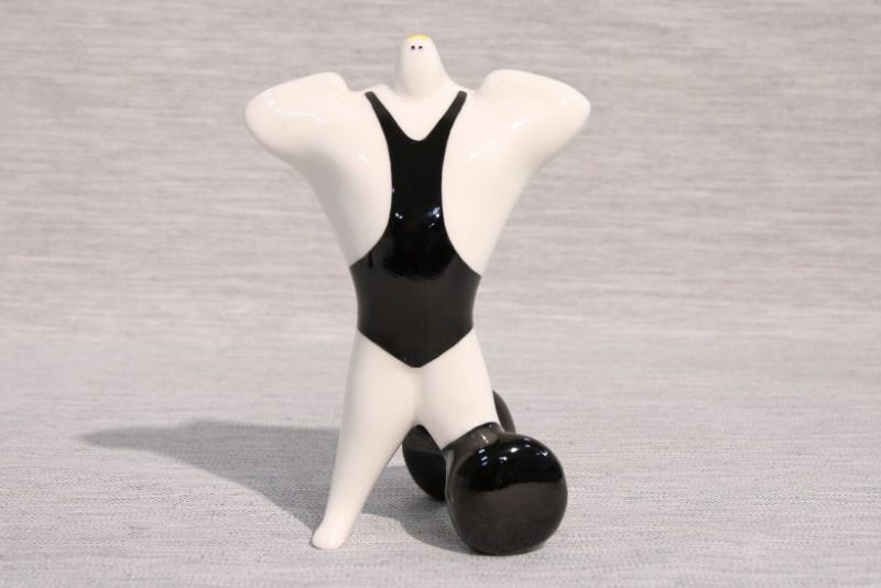 Figurka porcelanowa SIŁACZ w czarnym stroju AS Ćmielów