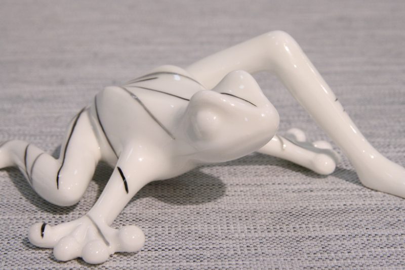 Figurka porcelanowa Żaba z długą nogą biała AS Ćmielów