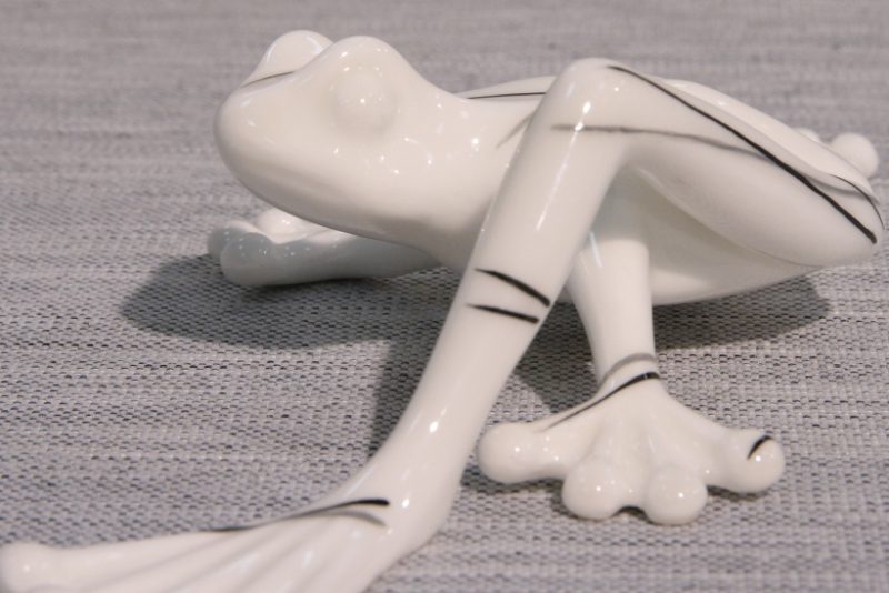 Figurka porcelanowa Żaba z długą nogą biała AS Ćmielów