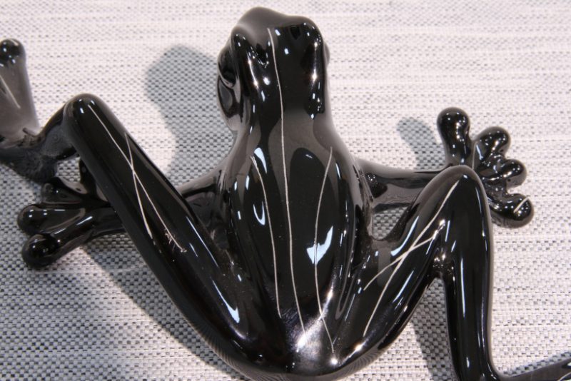 Figurka porcelanowa Żaba z długą nogą czarna AS Ćmielów