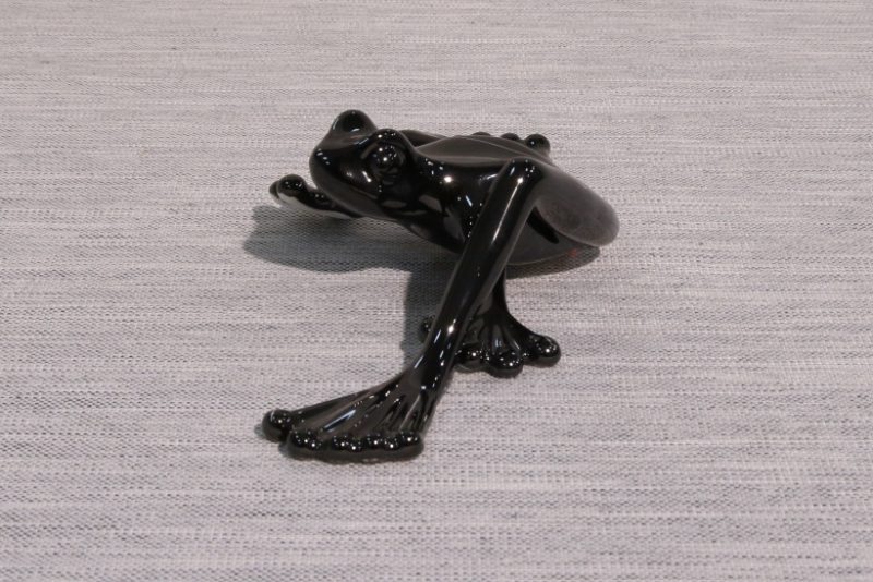 Figurka porcelanowa Żaba z długą nogą czarna AS Ćmielów