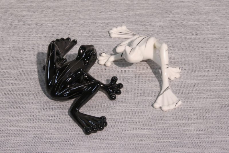Figurka porcelanowa Żaba z długą nogą czarna i biała AS Ćmielów