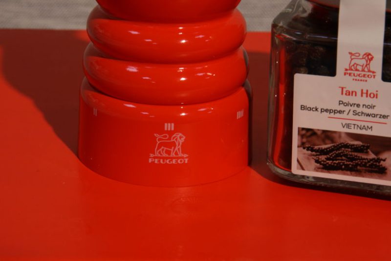 Młynek do pieprzu Paris PEUGEOT czerwony z pieprzem