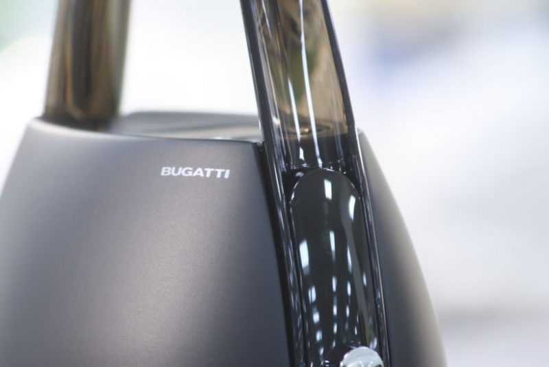 Widok szczegółu - napis Bugatti