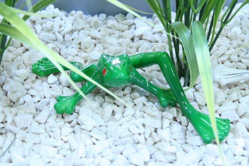 Figurka porcelanowa Żaba z długą nogą zielona AS Ćmielów
