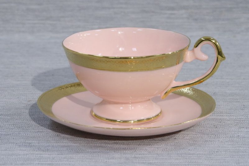 Filiżanka Prometeusz do herbaty z różowej porcelany