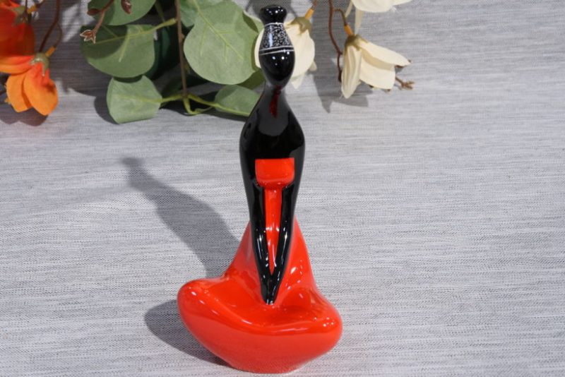 Figurka porcelanowa Sudanka AS Ćmielów – czerwona