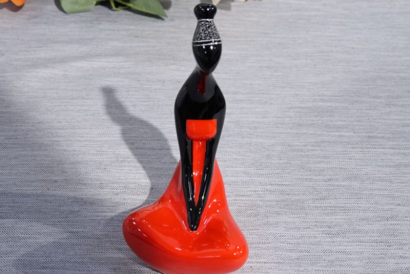 Figurka porcelanowa Sudanka AS Ćmielów – czerwona